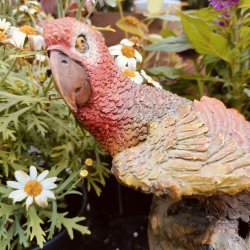 Smuk og naturtro papeg�je i keramik