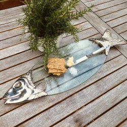 Elegant fiskefad i glas og metal