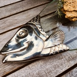 Elegant fiskefad i glas og metal