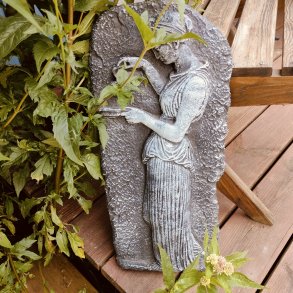 Elegant stenrelief med kvindefigur